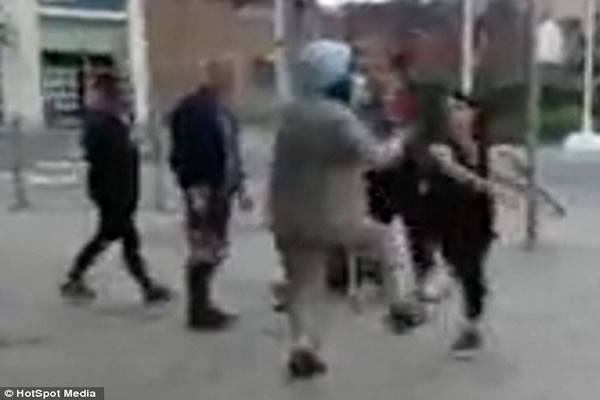 Νεαρή γυναίκα επιτέθηκε σε ηλικιωμένο με κλωτσιές! (pics+ video)