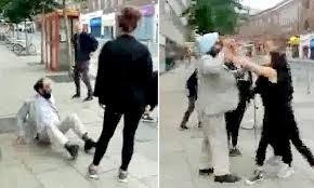 Νεαρή γυναίκα επιτέθηκε σε ηλικιωμένο με κλωτσιές! (pics+ video)