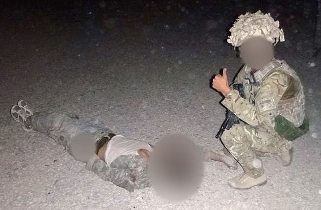 Βρετανοί στρατιώτες ποζάρουν δίπλα σε νεκρούς Ταλιμπάν! (photos)