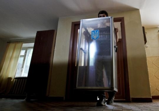 Ουκρανία: Εν μέσω πυρών άνοιξαν οι κάλπες για τα δημοψηφίσματα (pics)
