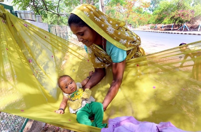Η ημέρα της μητέρας: Στιγμιότυπο από την καθημερινότητα μιας Ινδής μητέρας
