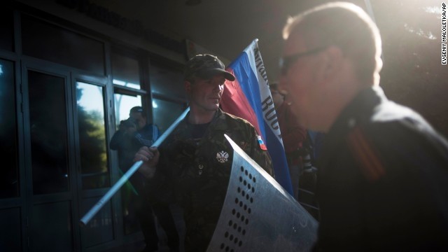 Ουκρανία: Οι κάλπες άνοιγαν και τα όπλα χτυπούσαν στο Σλαβιάνσκ (pics)