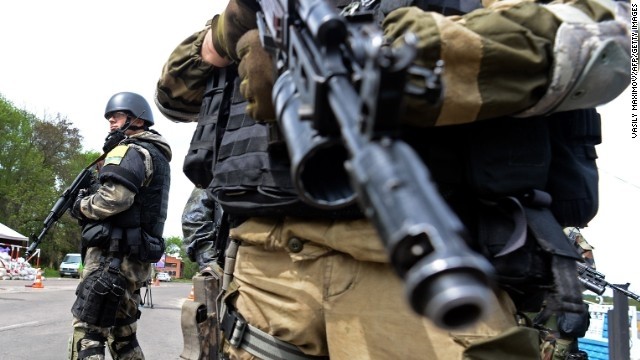 Ουκρανία: Οι κάλπες άνοιγαν και τα όπλα χτυπούσαν στο Σλαβιάνσκ (pics)