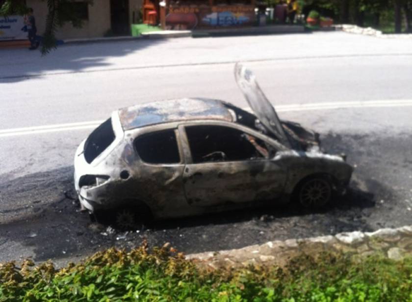 Γλίτωσαν από θαύμα: Σώθηκαν δύο κορίτσια τελευταία στιγμή - Κάηκε το αυτοκίνητο