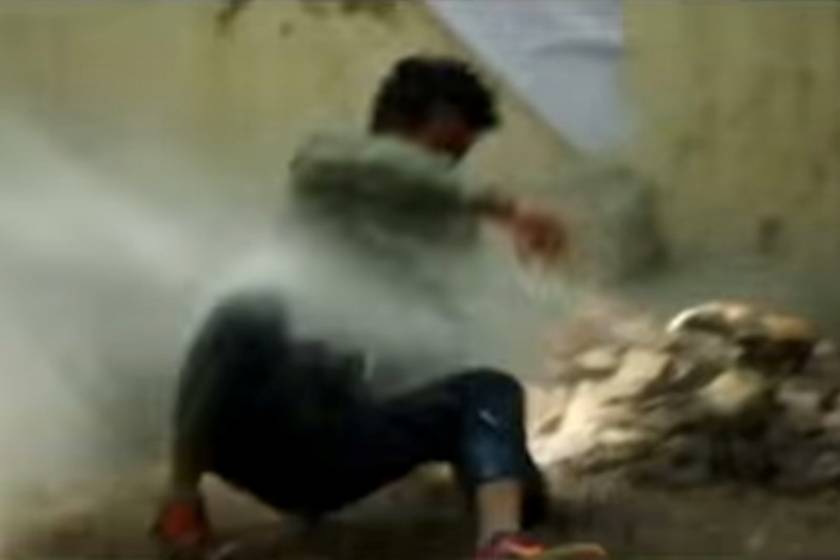 Ινδία: Οι «τιμωροί» της δημόσιας ούρησης! (video)