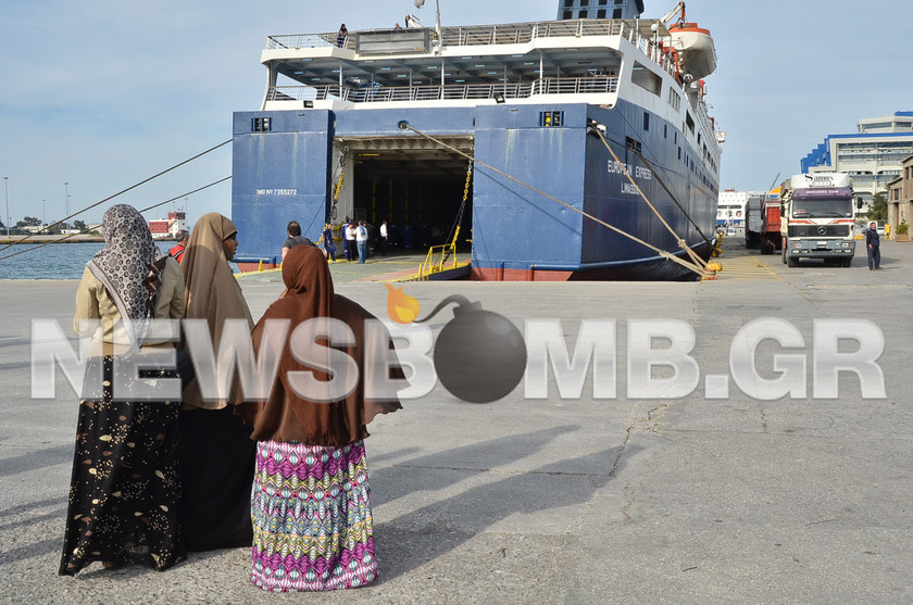 Έφτασαν στον Πειραιά οι διασωθέντες μετανάστες (photos&videos)