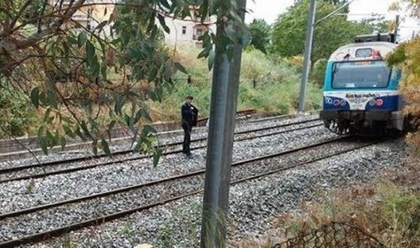 Σοκ στο Μενίδι: Τρένο χτύπησε ναρκομανή που είχε πέσει σε κώμα
