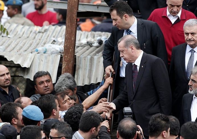Τουρκία: «Δολοφόνε παραιτήσου», φώναζε στον Ερντογάν το εξαγριωμένο πλήθος