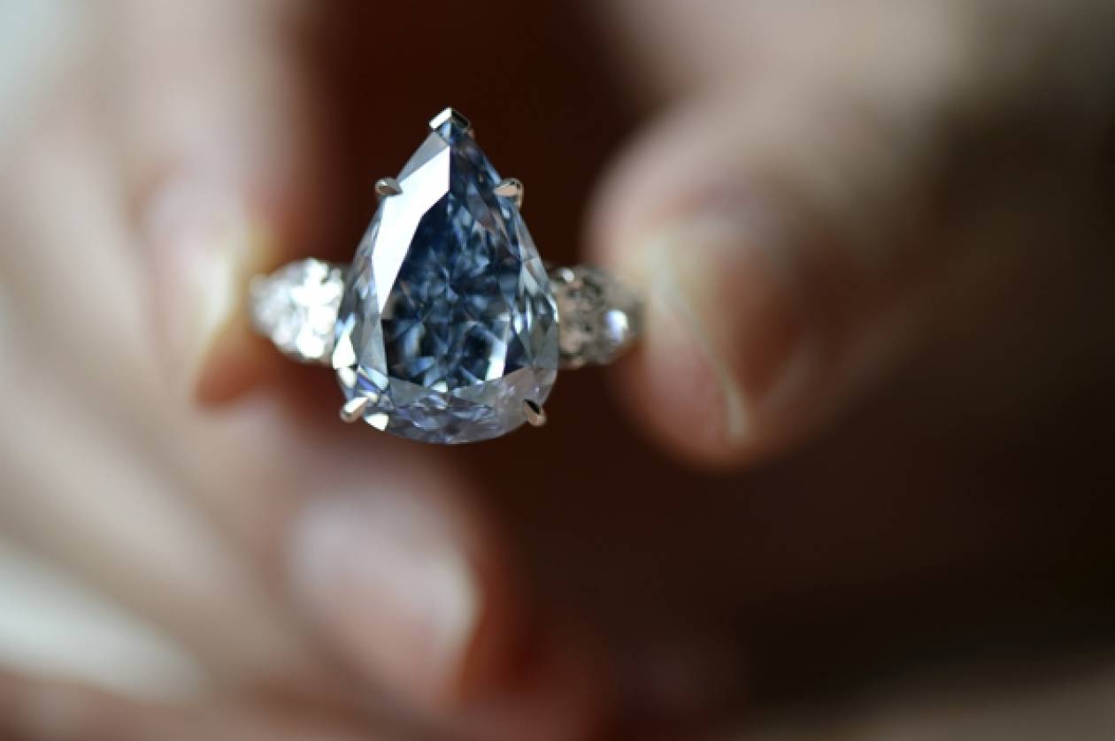Μπλε διαμάντι «έπιασε» σε δημοπρασία 23,79 εκατομμύρια δολάρια