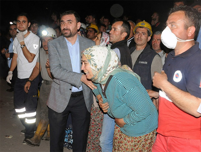 Θρήνος και οργή για τους νεκρούς ανθρακωρύχους στην Τουρκία
