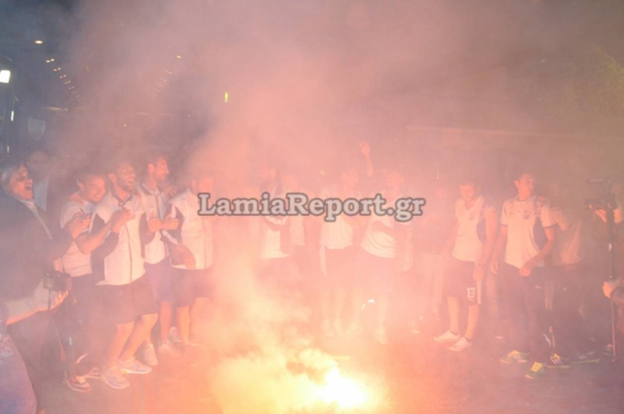 «Κάηκε» η Λαμία: Η νύχτα ημέρα για την άνοδο της ομάδας στη Β’ Εθνική (vid)