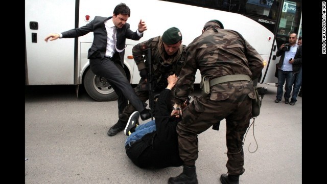 Πρωθυπουργός σε «ελεύθερη πτώση» ο Ερντογάν (pics)