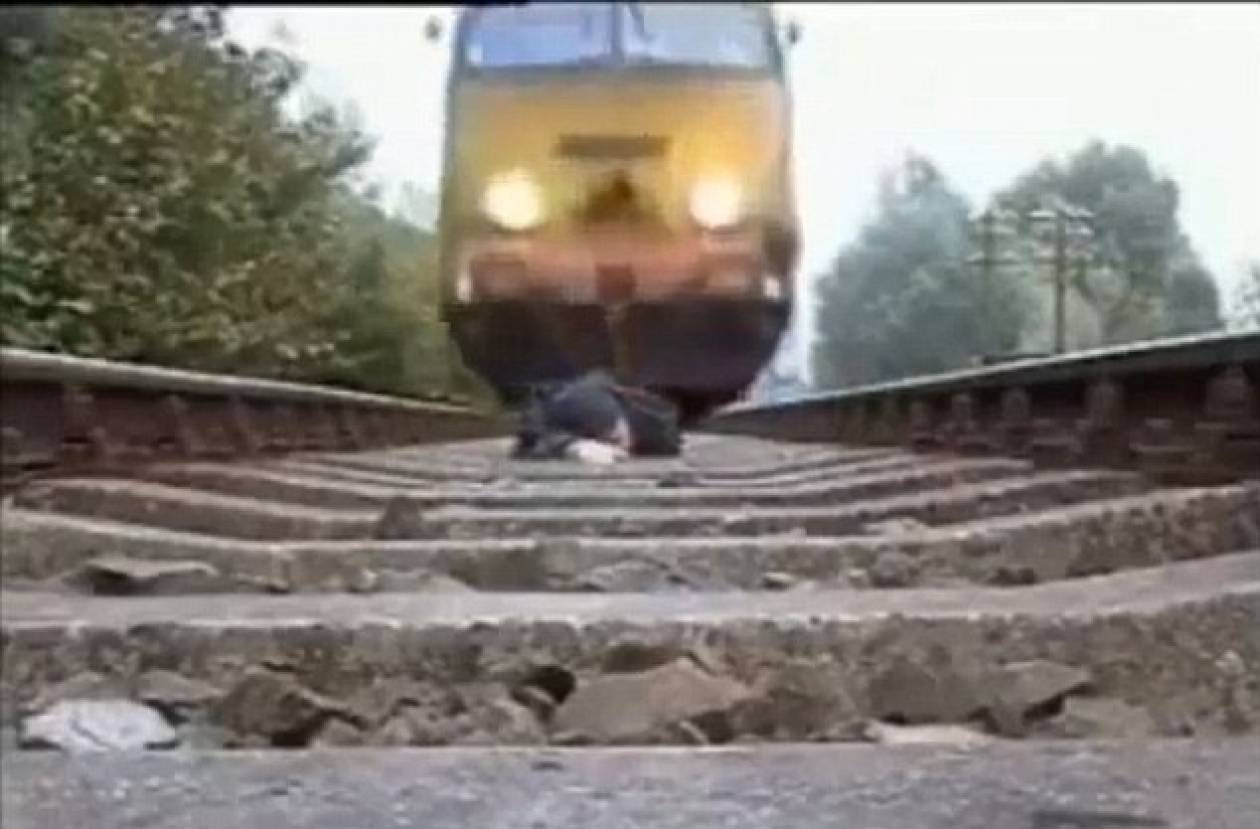 Ξάπλωσε στις ράγες και πέρασε το τρένο από πάνω του! (βίντεο)