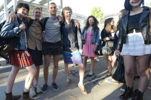 Αγόρια πήγαν στο σχολείο τους φορώντας... φούστες! (pics)