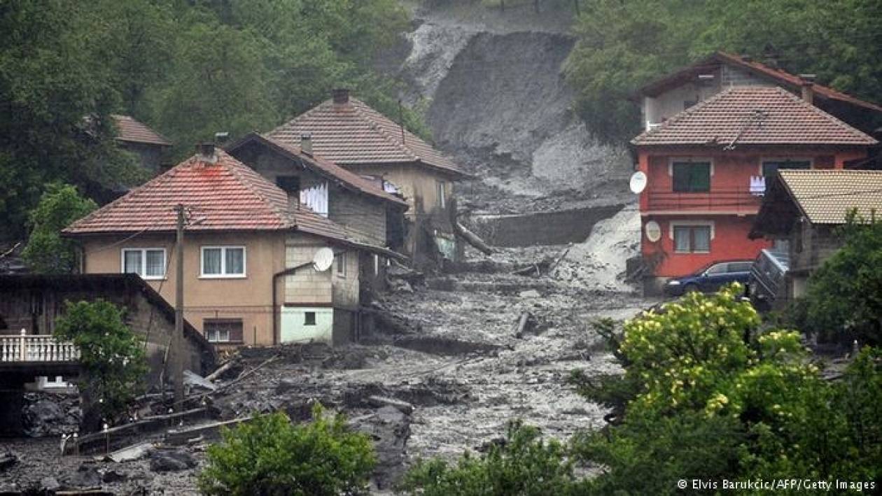 Ανθρωπιστική βοήθεια και ομάδες διάσωσης στην πληγείσα Σερβία