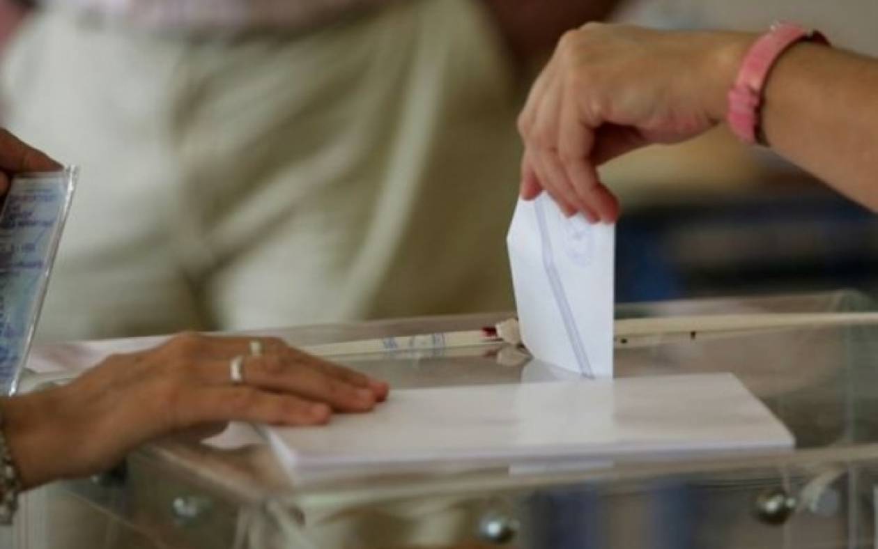 Εκλογές 2014 - Ηλεία: Καθαρίστρια βρήκε κάτω από θρανίο έντεκα...