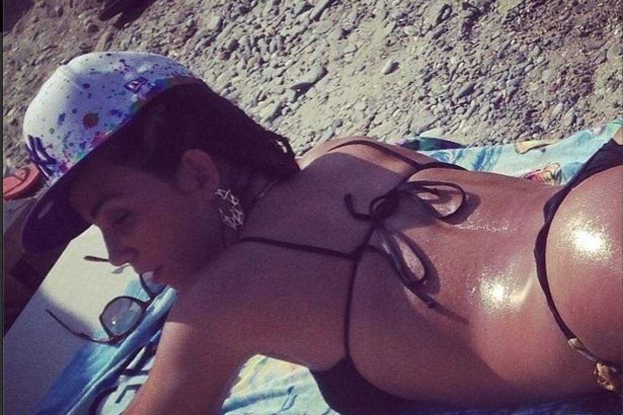 Κ. Στικούδη: Τρέλανε το instagram με το μικροσκοπικό της στρινγκ στη παραλία (pic)
