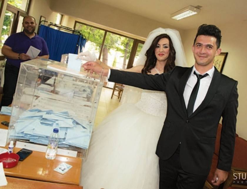 Εκλογές 2014: Νεόνυμφοι άφησαν το γάμο για να… ψηφίσουν!