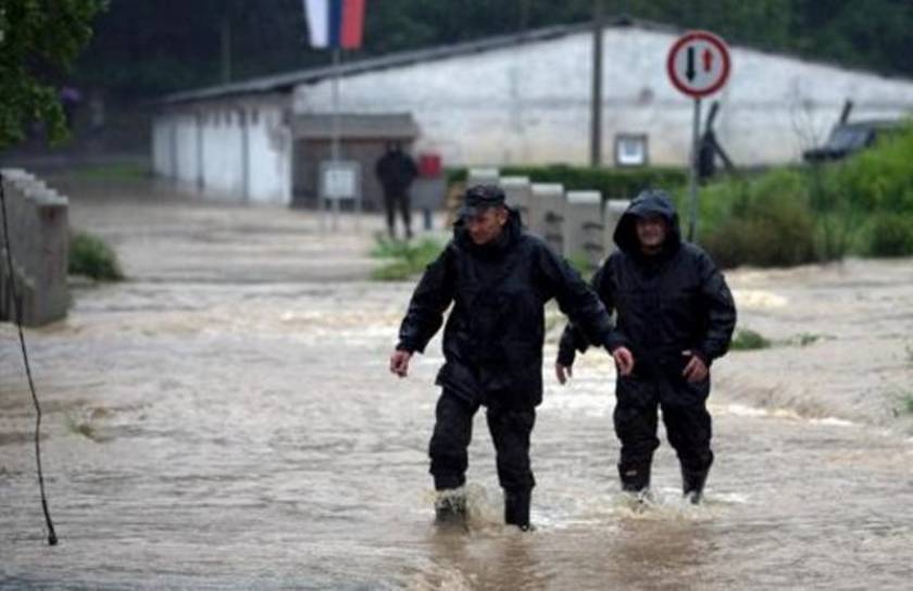 Καρέ καρέ η διάσωση μωρού από τις πλημμύρες στη Βοσνία (vid)