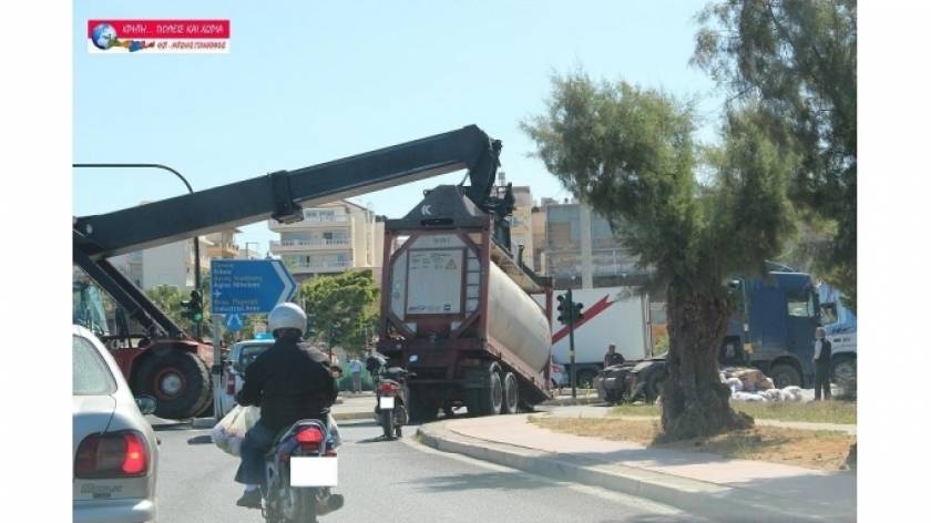 Κυκλοφοριακό κομφούζιο στην Κρήτη από μια... νταλίκα! (Pics)