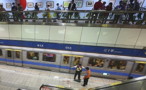 Τρόμος σε μετρό: Μεθυσμένος σκόρπισε το θάνατο! (pics)