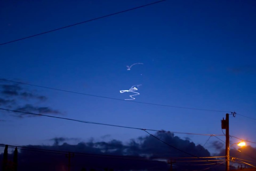 Σάλος στο διαδίκτυο: Περίεργα φώτα και σημάδια στον ουρανό (pics)