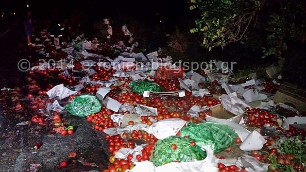 Κρήτη: «Δίπλωσε» η νταλίκα και ο δρόμος γέμισε με… ντομάτες (pic)