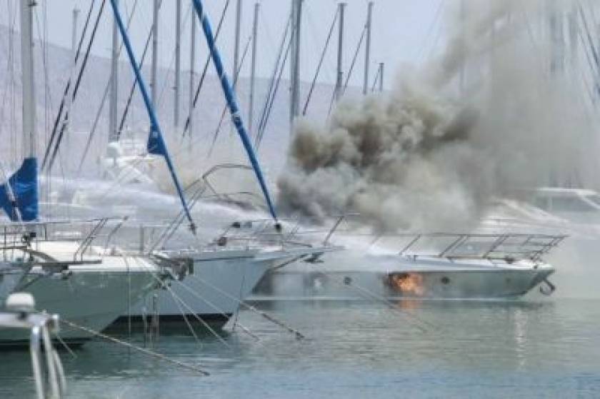 Φάληρο: Στις φλόγες σκάφος στη μαρίνα του ΣΕΦ - Επιχείρηση κατάσβεσης