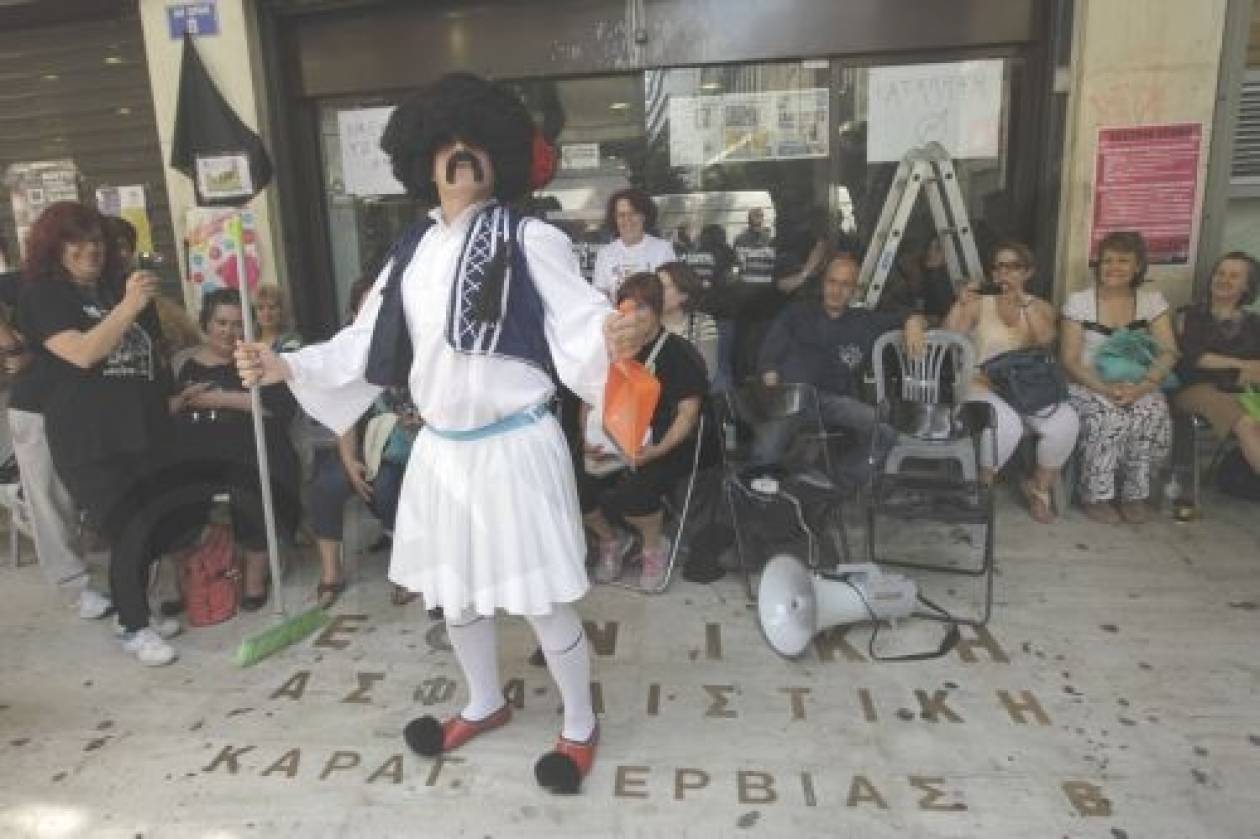 Ο τσολιάς της Ελληνοφρένειας στις καθαρίστριες – Δείτε τι φώναζε