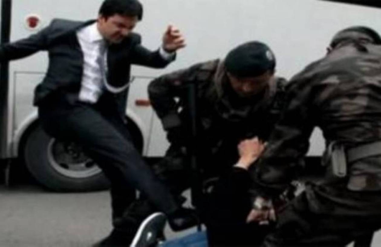 Απολύθηκε σύμβουλος του Ερντογάν που κλώτσησε διαδηλωτή