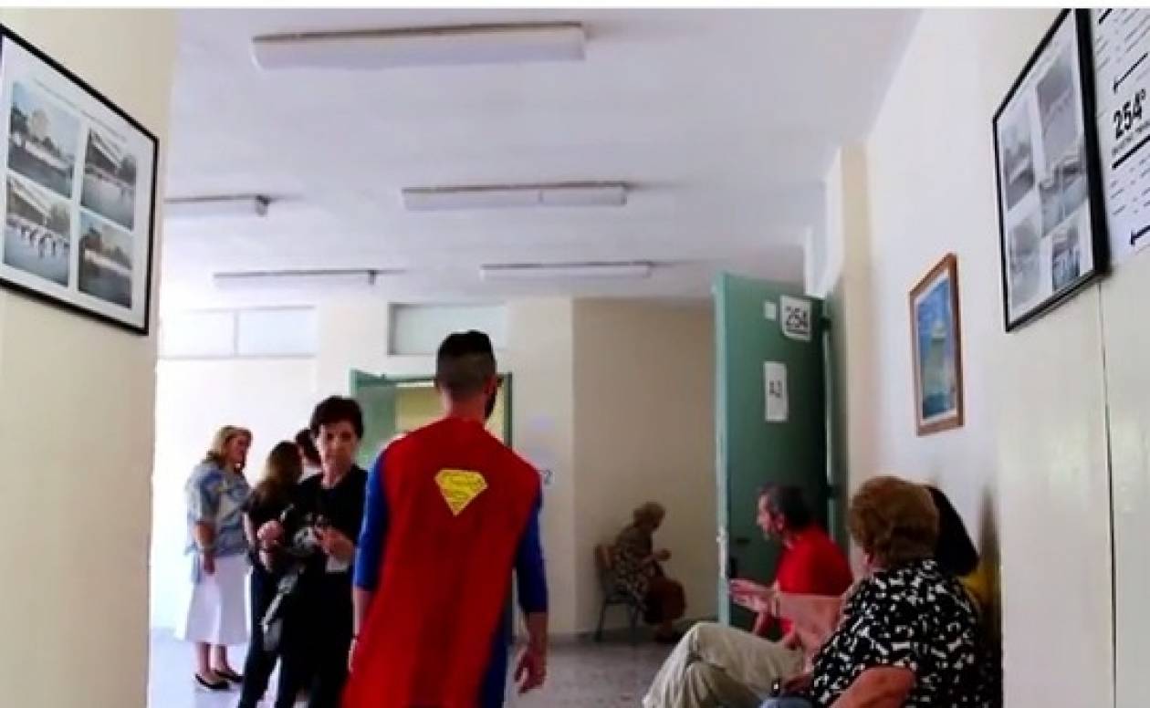 Εκλογές 2014: Θεσσαλονίκη - Δείτε πώς πήγε ντυμένος για να ψηφίσει