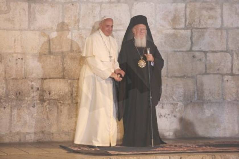 Ασπασμό ειρήνης αντήλλαξαν Οικουμενικός Πατριάρχης και Πάπας Φραγκίσκος (pics)