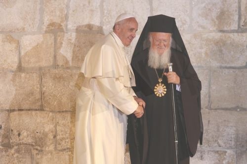  Ασπασμό ειρήνης αντήλλαξαν Οικουμενικός Πατριάρχης και Πάπας Φραγκίσκος (pics)