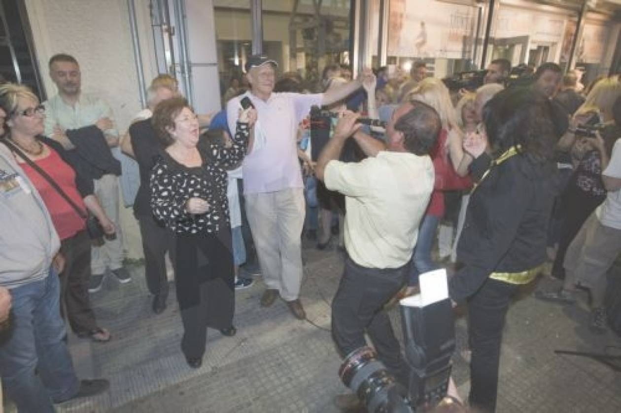 Με χορούς και με... κλαρίνα γιόρτασαν την νίκη Τζιτζικώστα οι ψηφοφόροι του!