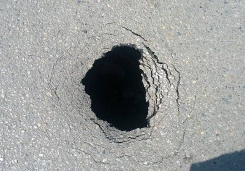 Αλεξανδρούπολη: Tρύπα σε δρόμο άνοιξε ο σεισμός!