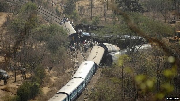 Σύγκρουση τρένων στην Ινδία. Τουλάχιστον 20 οι νεκροί (pics+ video)