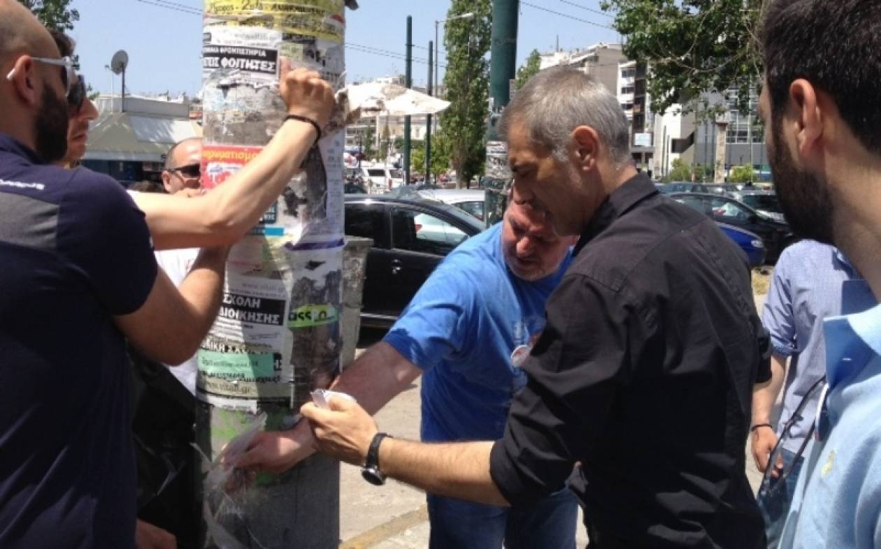Δημοτικές εκλογές 2014: Ο Μώραλης ξηλώνει προεκλογικές αφίσες (pics)