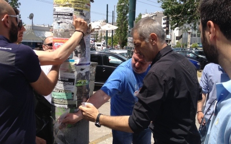 Δημοτικές εκλογές 2014: Ο Μώραλης ξηλώνει προεκλογικές αφίσες (pics)