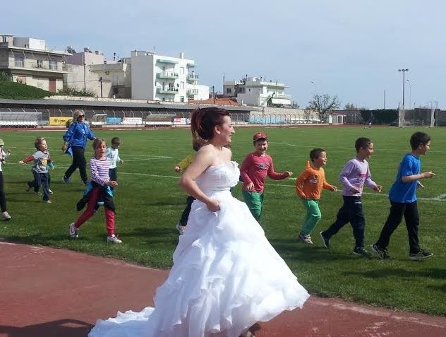 Πήγαν για ζέσταμα πριν την… κρεμάλα: Για τρέξιμο στο στάδιο νύφη και γαμπρός (pics)