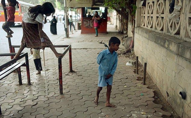 Ινδία: Έδεσε σε μπάρα τον κωφάλαλο εγγονό της για να πάει για δουλειά