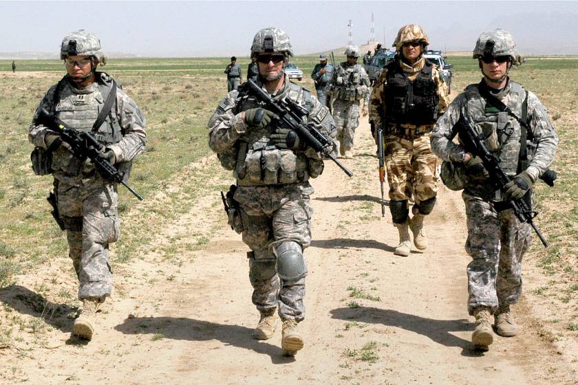 ΗΠΑ: Ο Ομπάμα ανακοινώνει παραμονή 9.800 στρατιωτών στο Αφγανιστάν