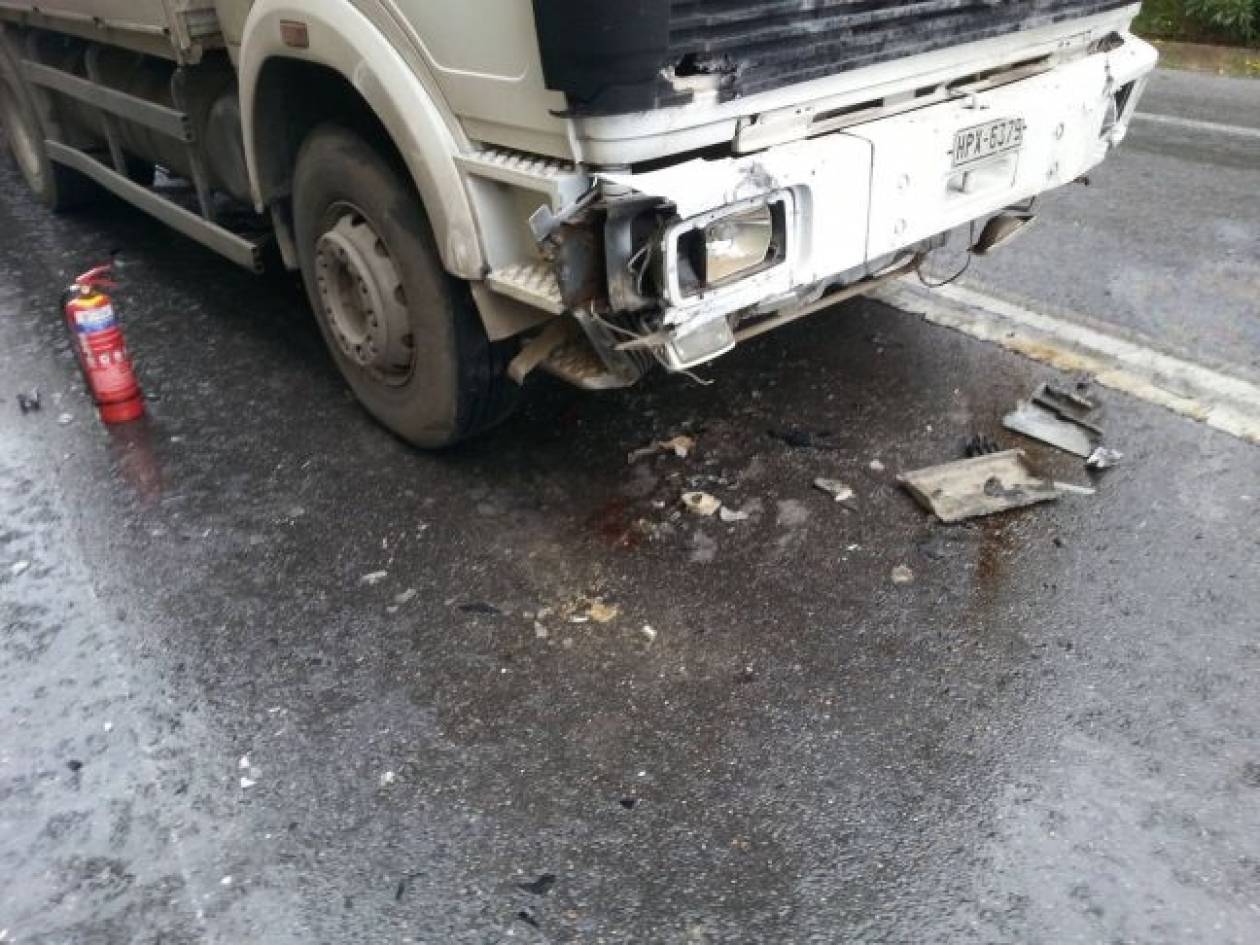 Φορτηγό έπεσε πάνω σε διπλοπαρκαρισμένο όχημα στη Ραφήνα