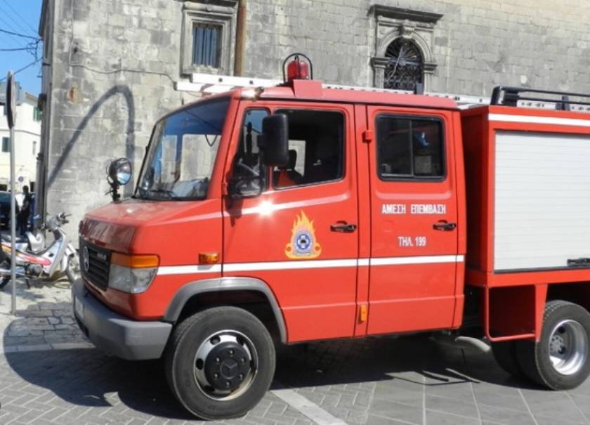 Μάχη με τις φλόγες δίνουν πυροσβέστες στη Ρόδο