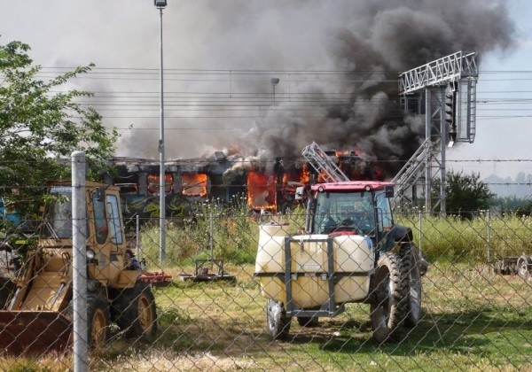 Ανατριχιαστικές εικόνες: Αυτό είναι το τρένο που κάηκε–Και όμως γλίτωσαν όλοι