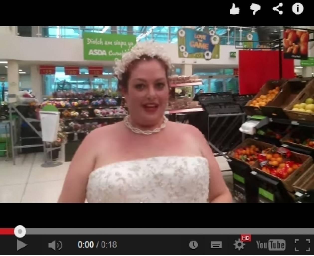 Πήγε στο σούπερ μάρκετ με το νυφικό! (βίντεο)