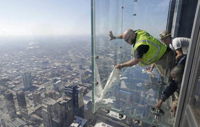 Σικάγο: Ράγισε το γυάλινο πάτωμα ασανσέρ στον 100ο όροφο! (photos)