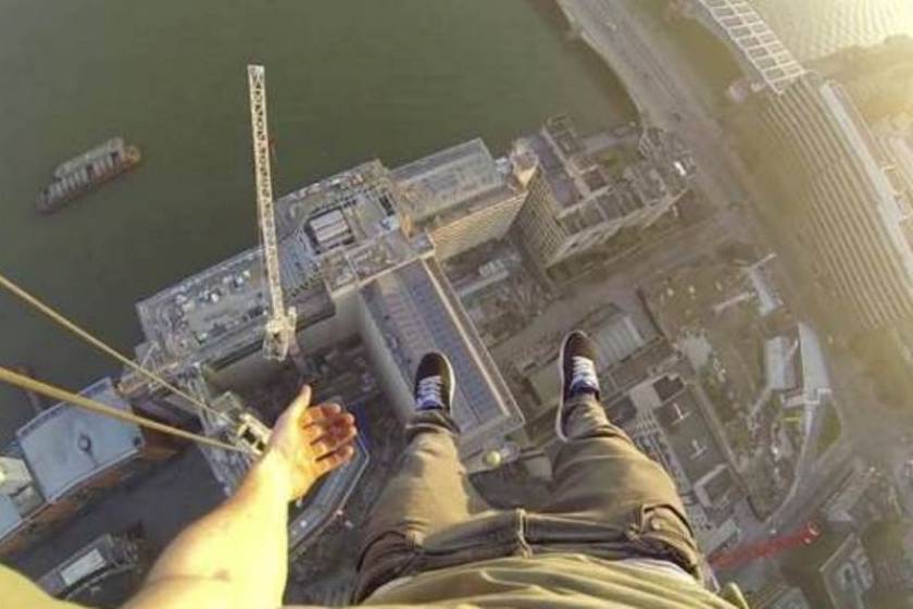 Κρεμάστηκε με το ένα χέρι 150 μέτρα πάνω από το Λονδίνο! (video)