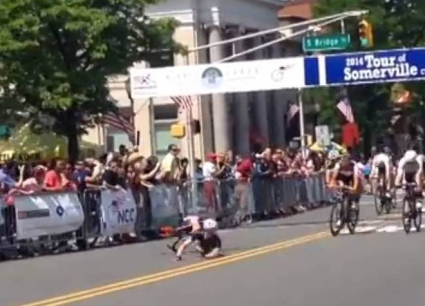 Ποδηλάτης κέρδισε σε αγώνα και... τσακίστηκε! (βίντεο)