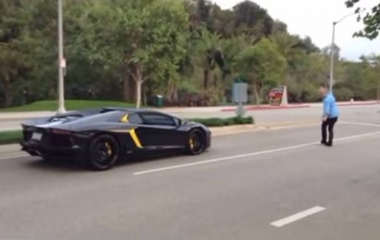 Εκνευρισμένος πεζός ρίχνει πέτρα σε... Lamborghini! (βίντεο)