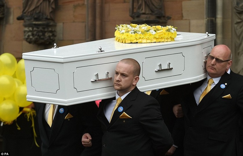 Η κηδεία του νεαρού καρκινοπαθούς που συγκλόνισε τον κόσμο... (pics+video)